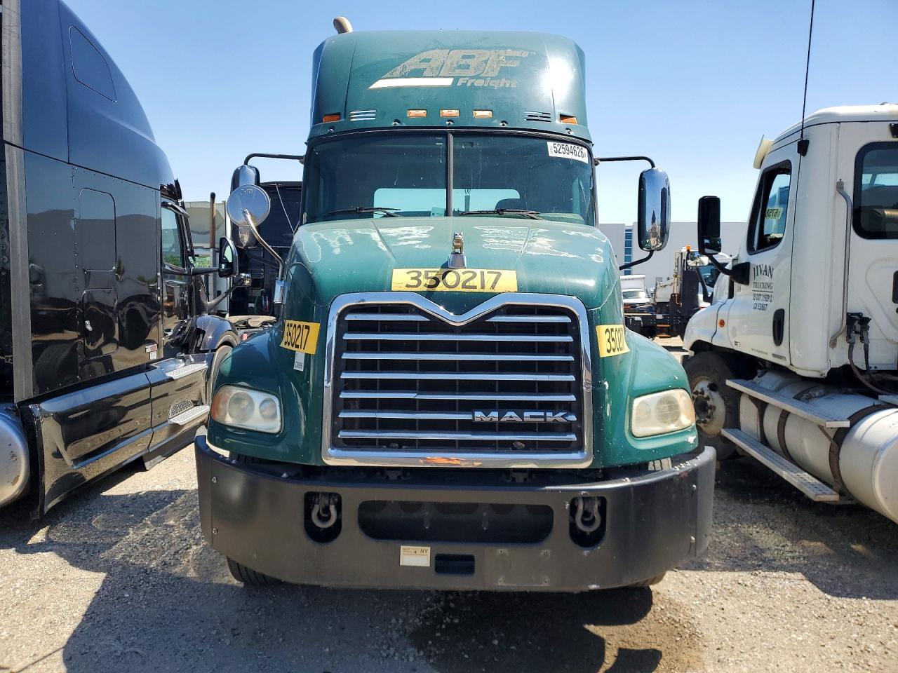 2016 Mack CXU612 Semi Truck
