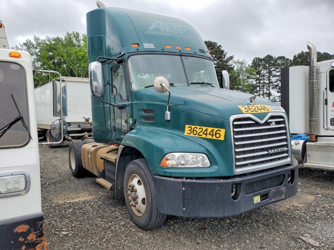 2017 Mack CXU612 Semi Truck