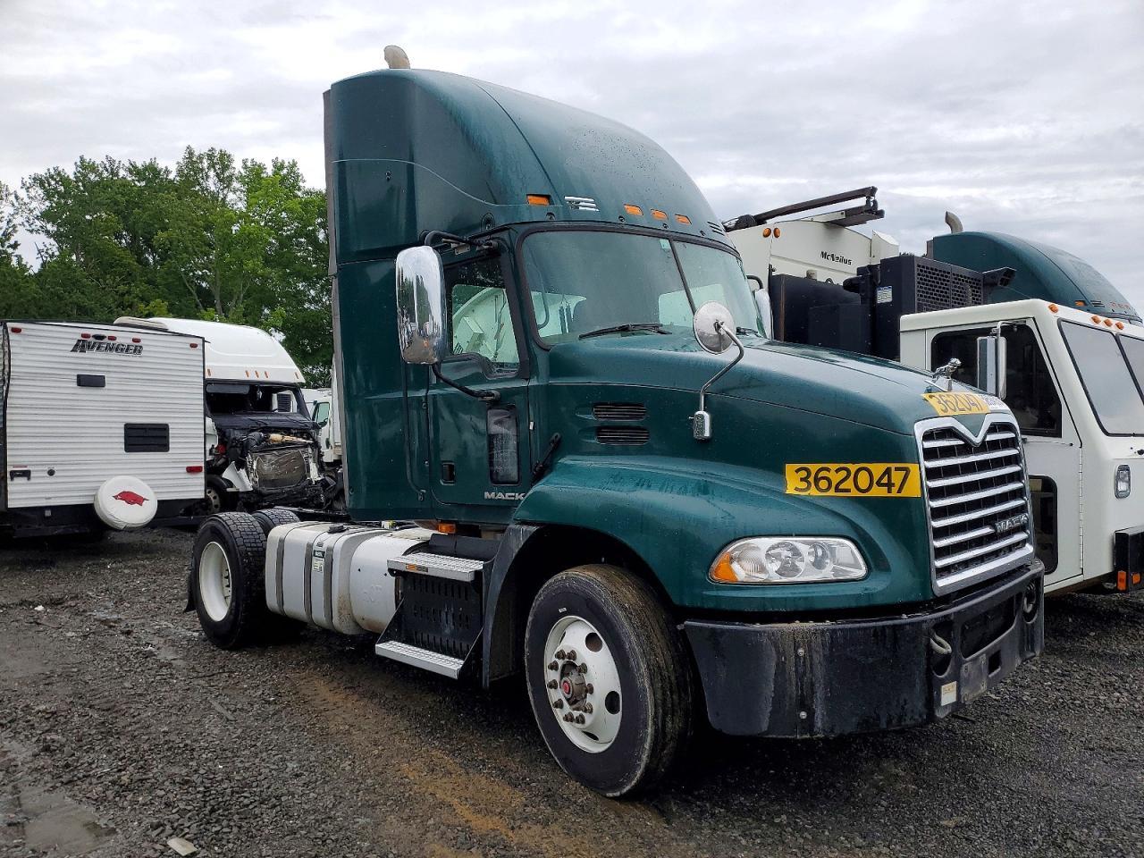 2017 Mack CXU612 Semi Truck