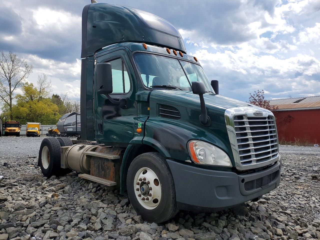 2018 Freigliner 2018 Freightliner Cascadia 113 Semi Truck