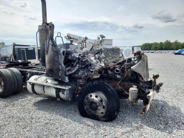 2005 Freightliner Columbia 112 Semi Truck