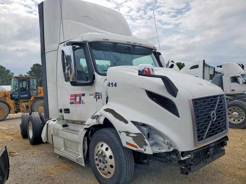 2025 Volvo VNR