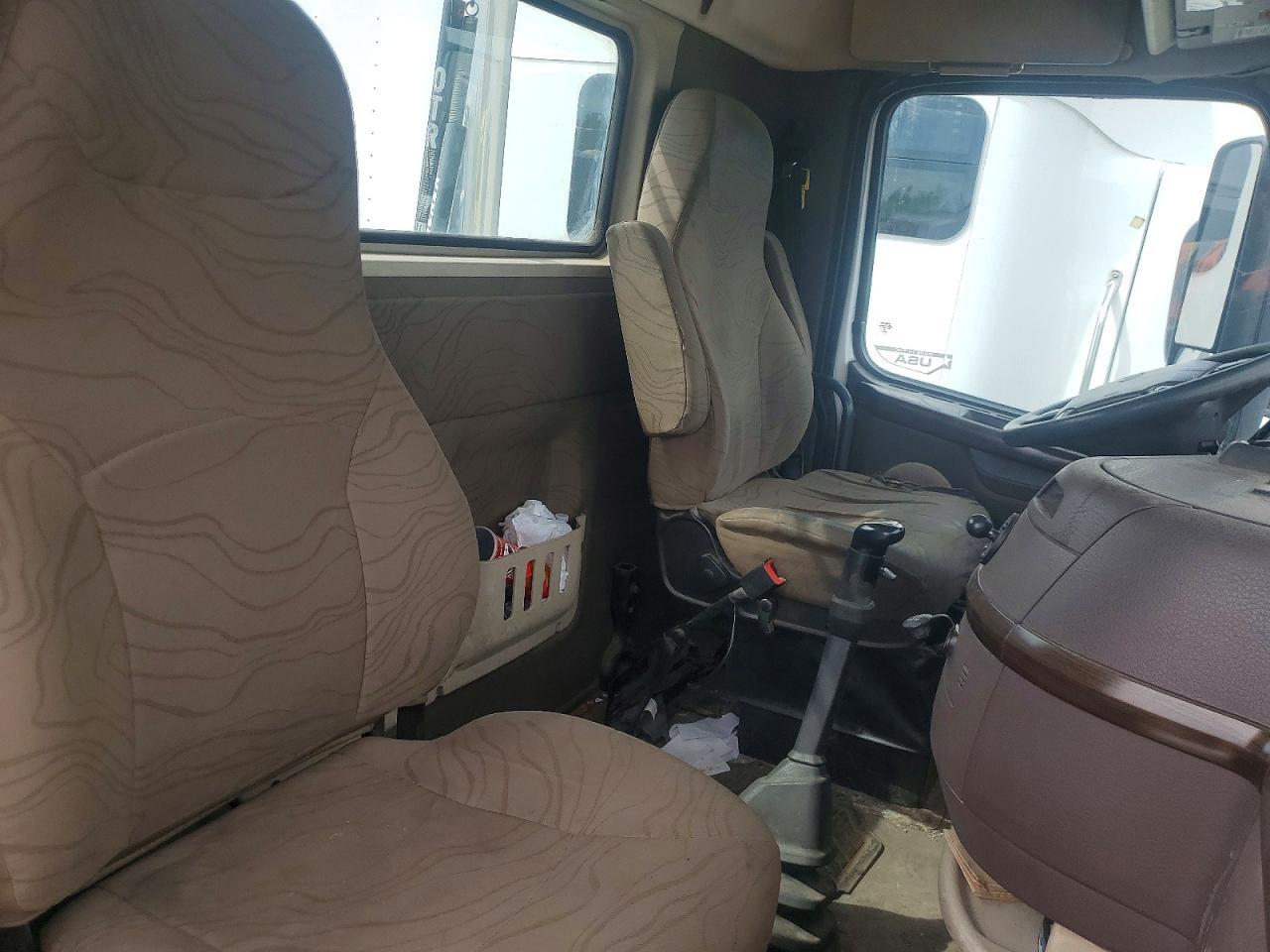 2014 Volv O VNL Semi Truck