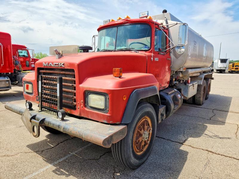 1991 Mack RD690S Tank Truck