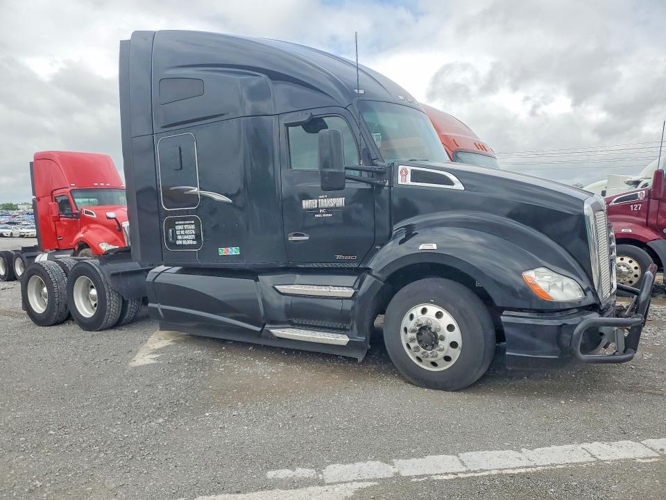 2015 Kenworth T680 Semi Truck