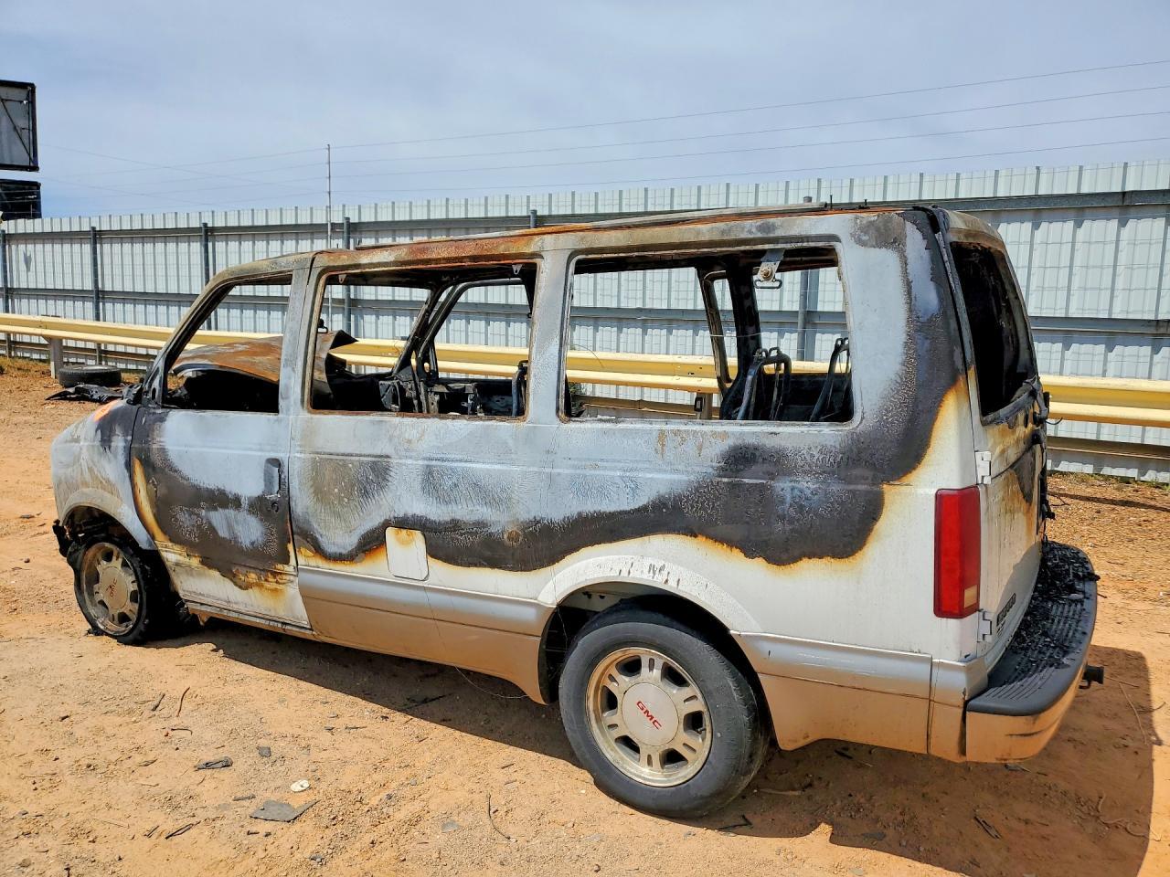 2003 GMC Safari XT
