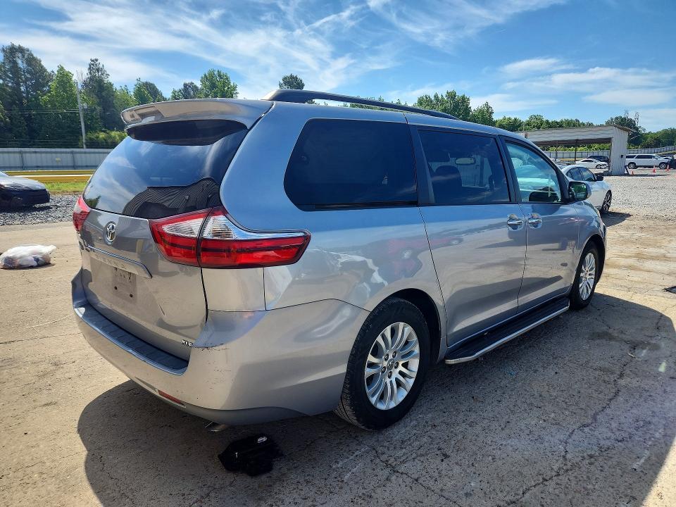 2016 Toyota Sienna xle 8-passenger
