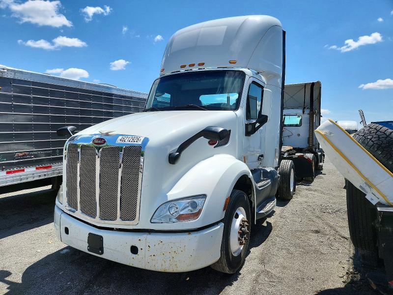 2017 Peterbilt 579 Semi Truck