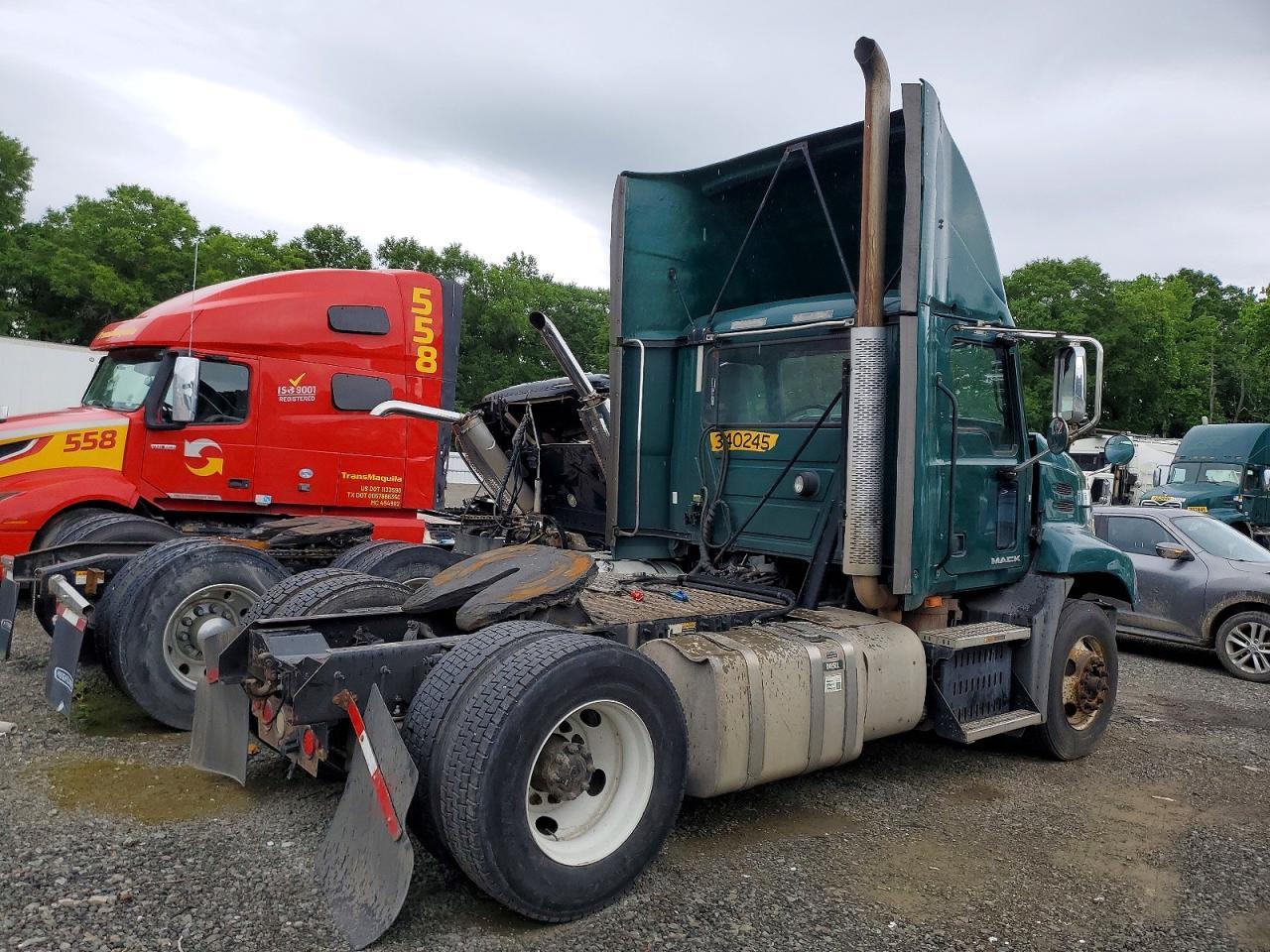 2015 Mack CXU612 Semi Truck