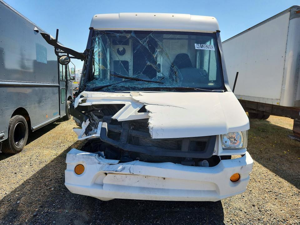 2018 Isuzu Reach Delivery Truck