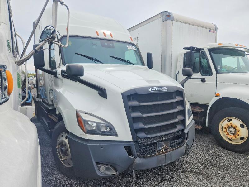 2022 Freigliner Cascadia 126