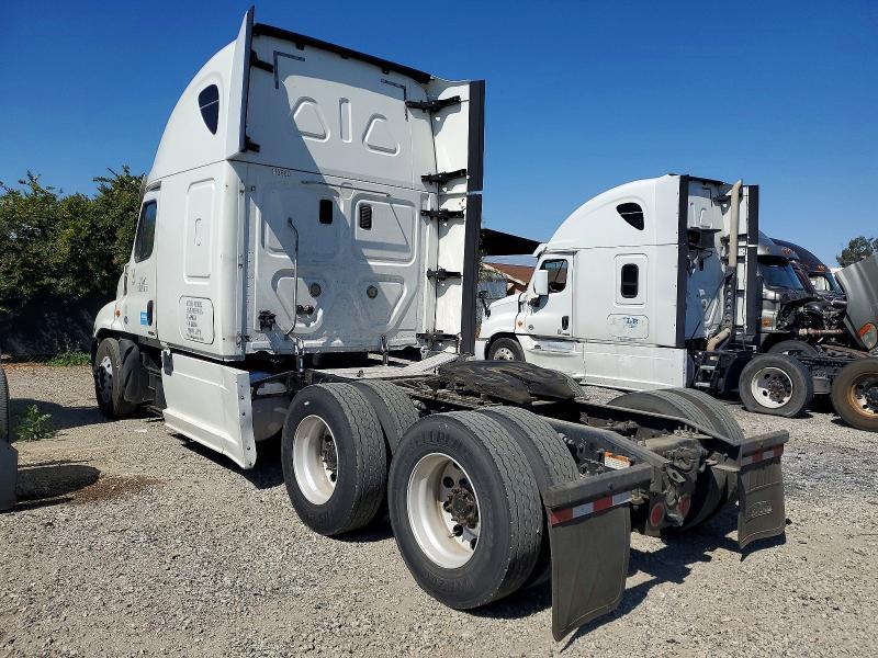 2015 Freightliner Cascadia Semi Truck