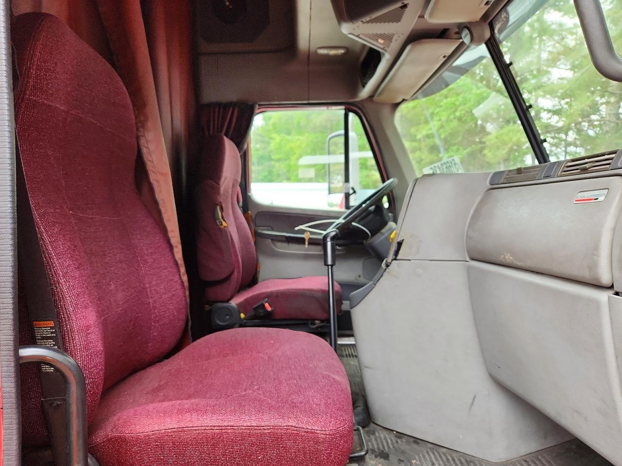 2009 Freigliner 2009 Freightliner Columbia 120 Semi Truck