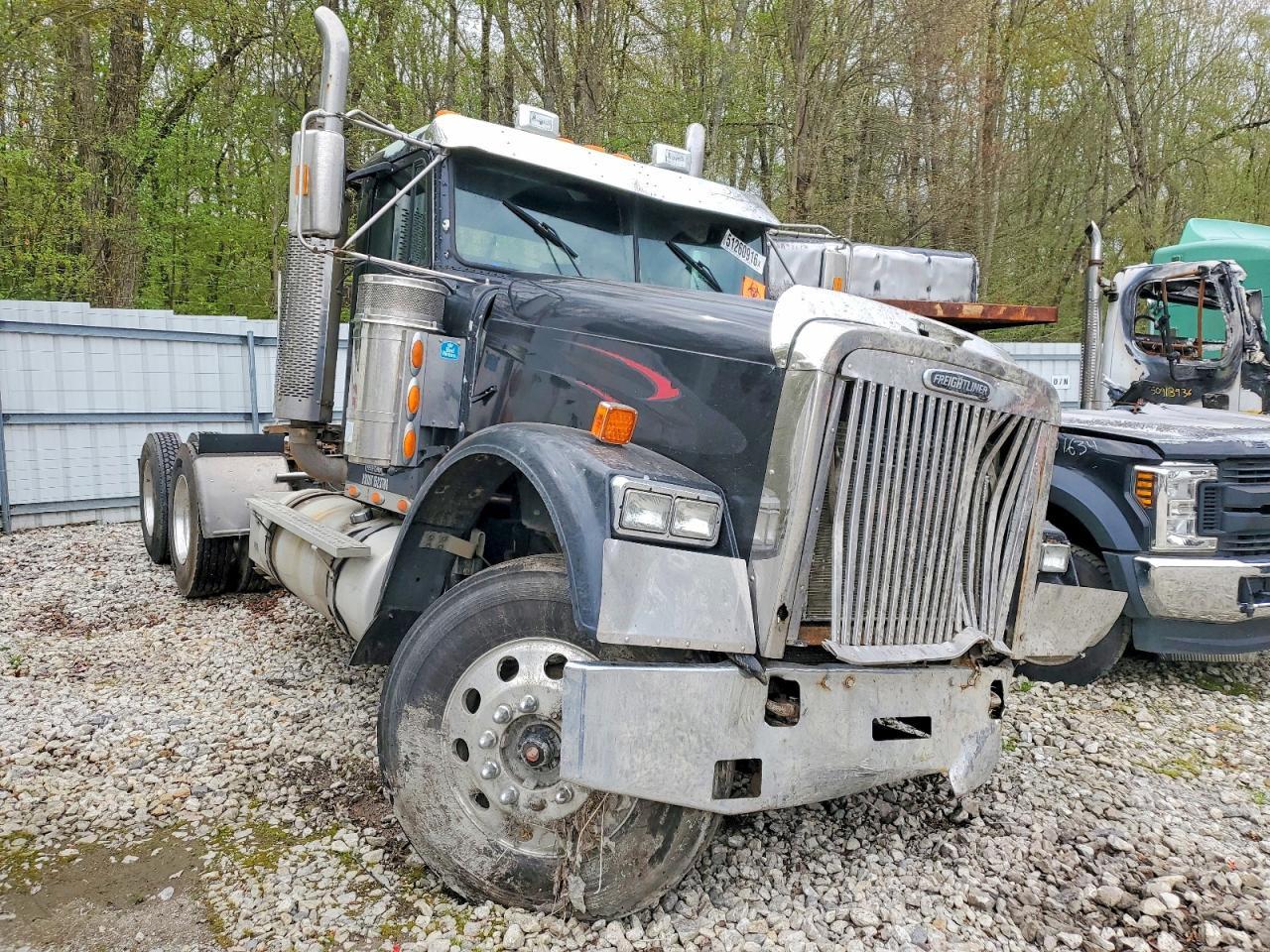 2007 Freightliner FLD120 Semi Truck