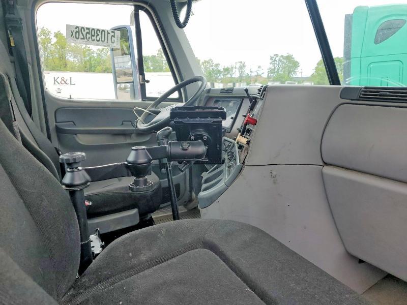 2008 Freigliner 2008 Freightliner Columbia 120 Semi Truck