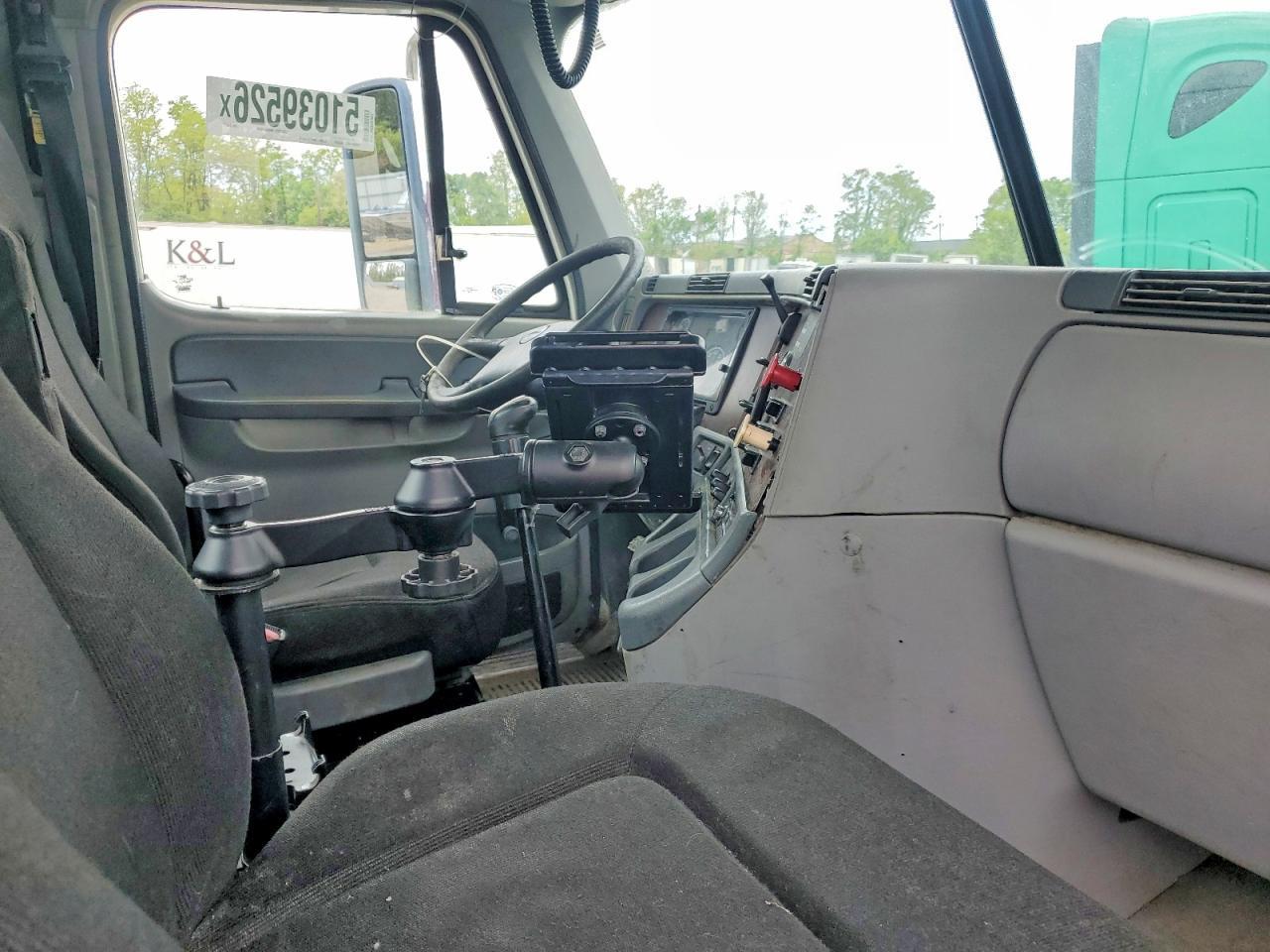 2008 Freigliner 2008 Freightliner Columbia 120 Semi Truck