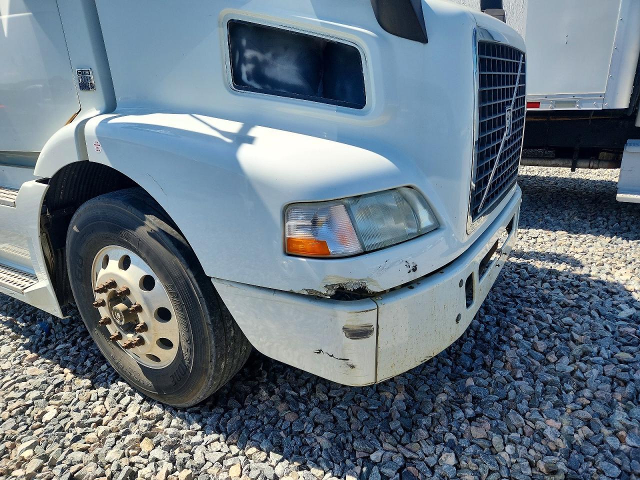 2017 Volvo VNM Semi Truck