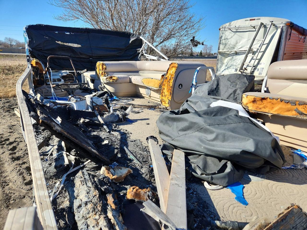 2014 Sun Tracker Partyhut