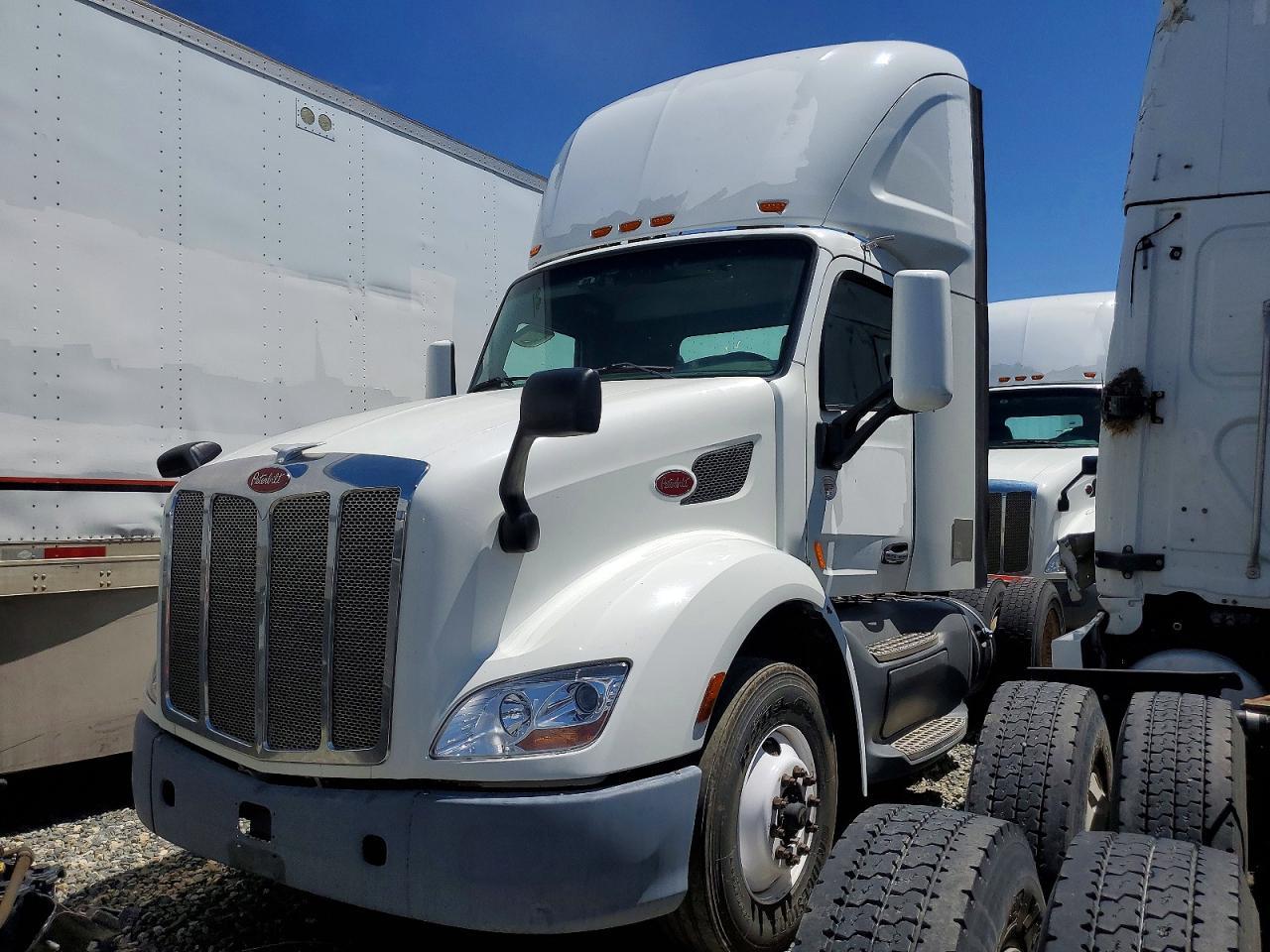 2017 Peterbilt 579 Semi Truck
