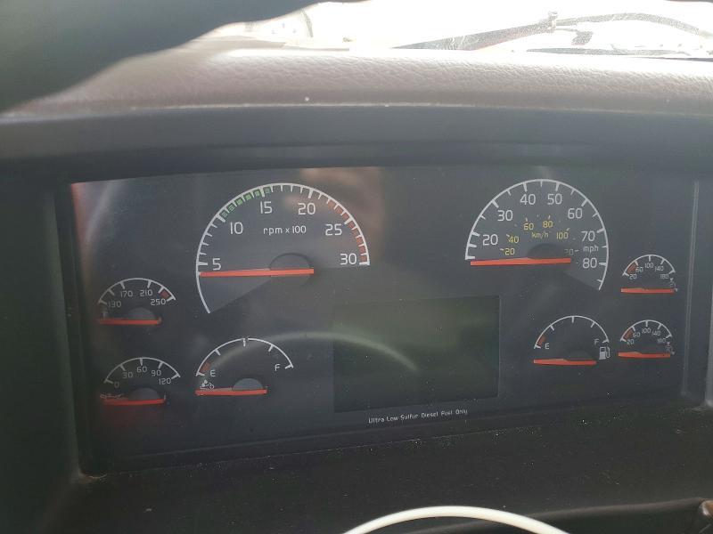 2015 Volvo VNM Semi Truck