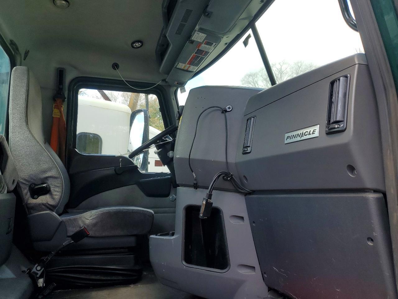 2017 Mack CXU612 Semi Truck