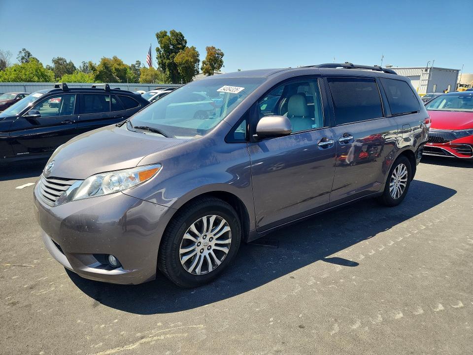 2013 Toyota Sienna xle 8-passenger