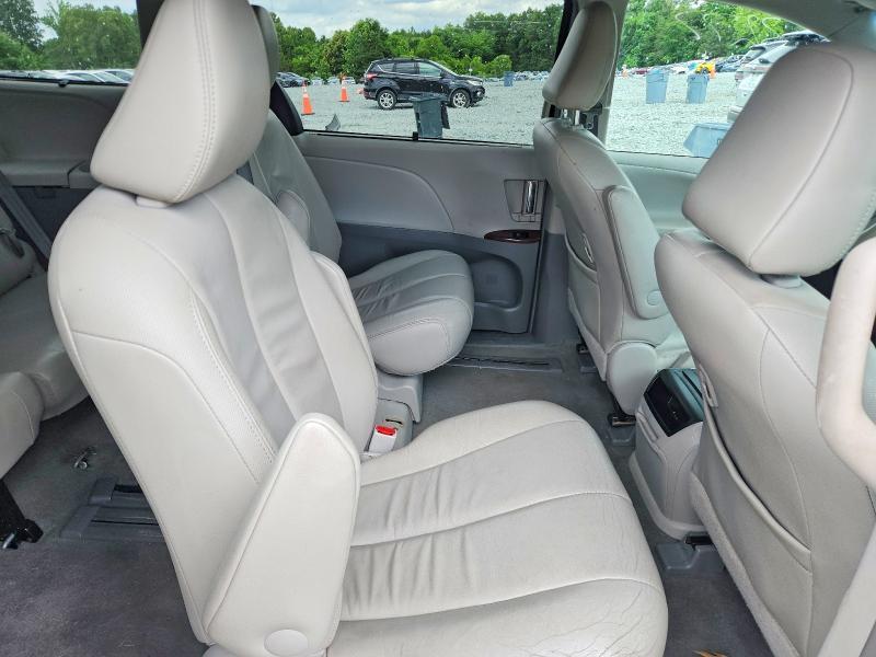 2014 Toyota Sienna xle 8-passenger