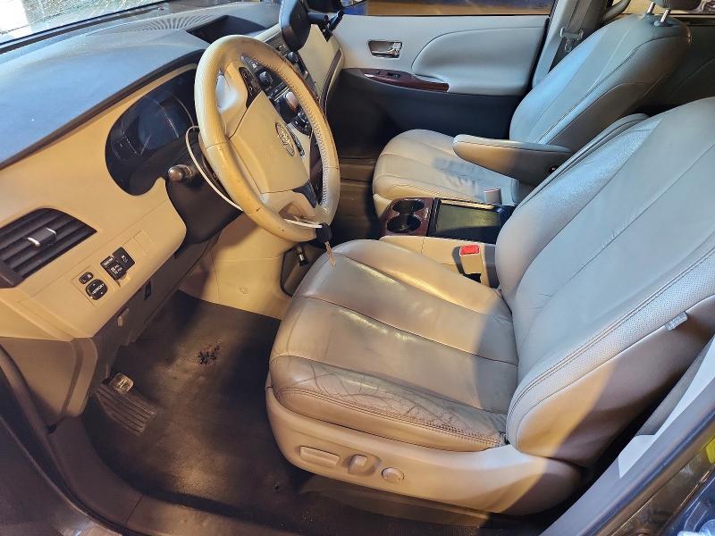 2011 Toyota Sienna xle 8-passenger
