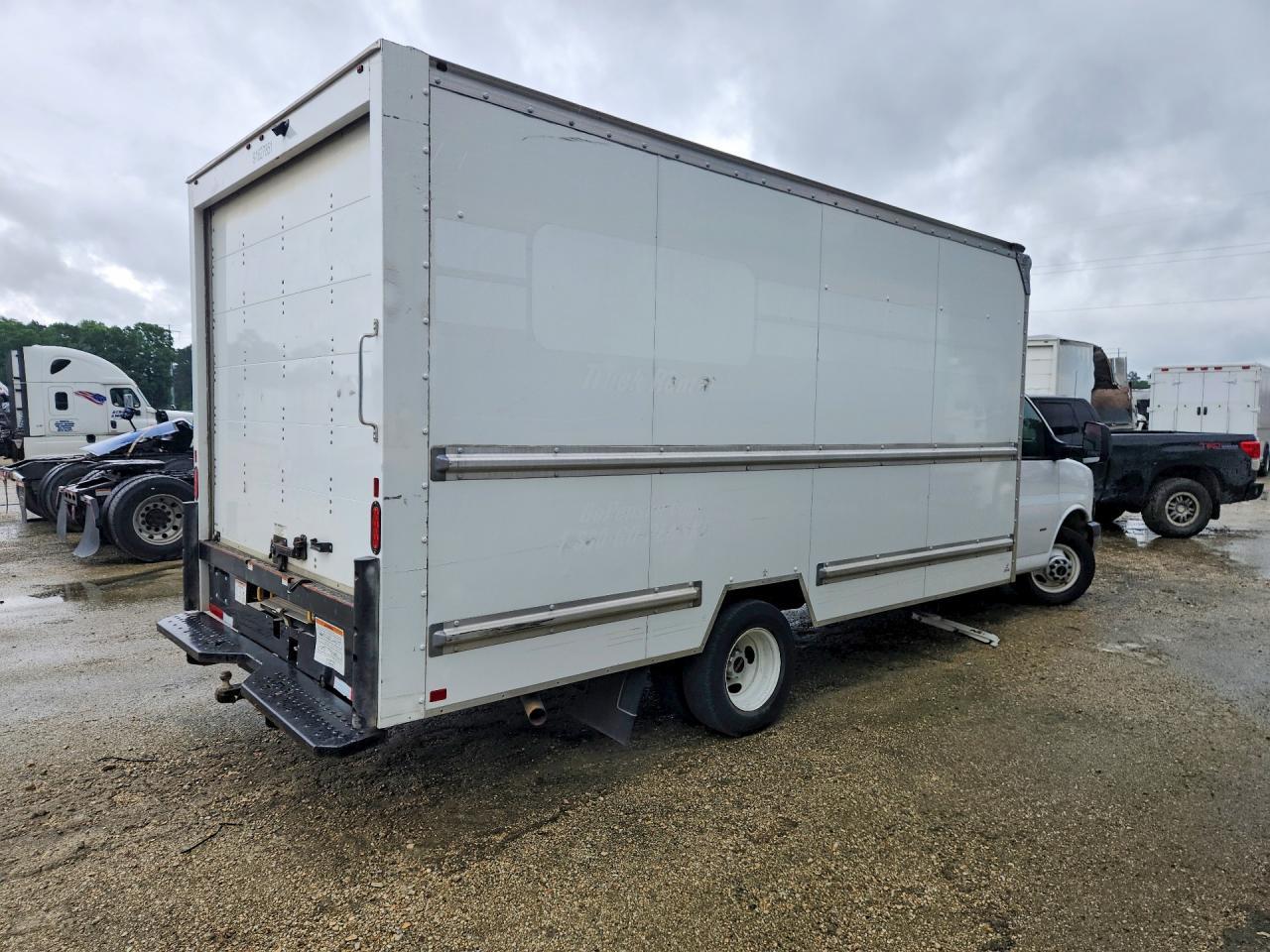 2022 GMC Savana BOX Truck