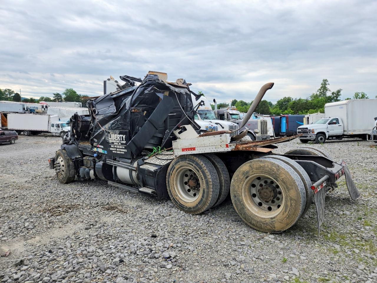 2014 Volvo VNL Semi Truck