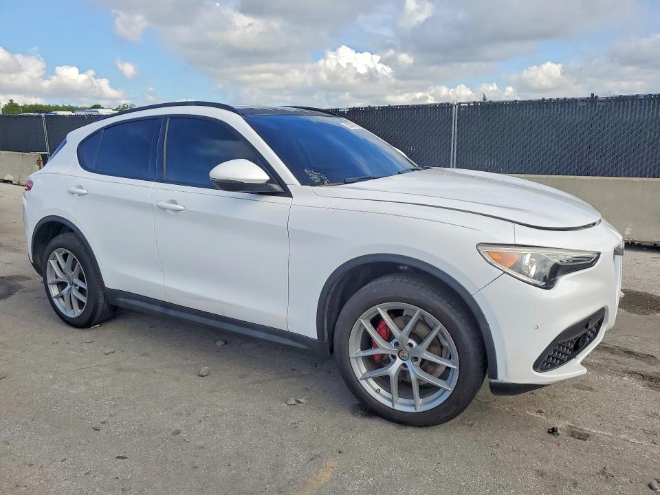 2018 Alfa Romeo Stelvio ti Sport