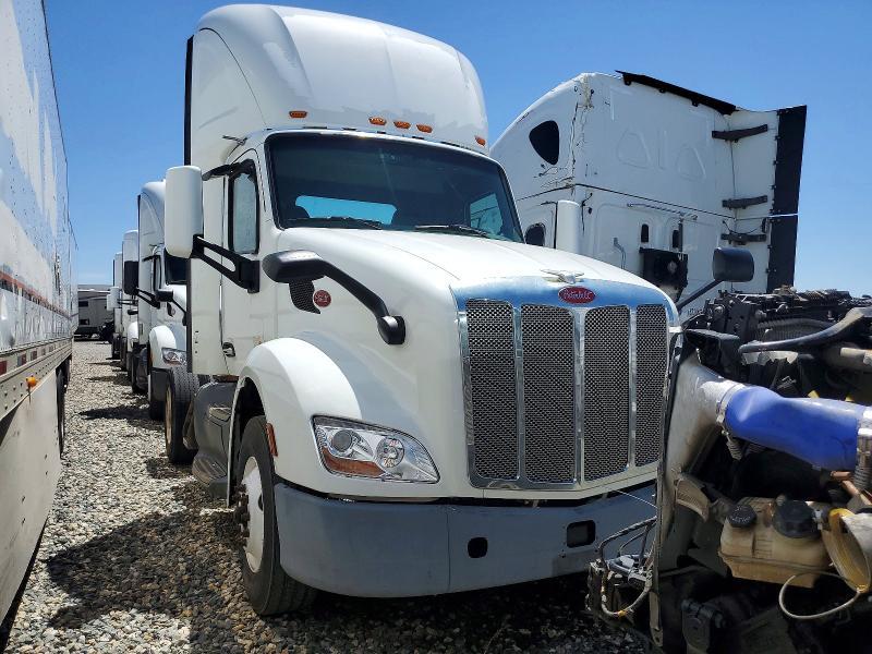 2017 Peterbilt 579 Semi Truck