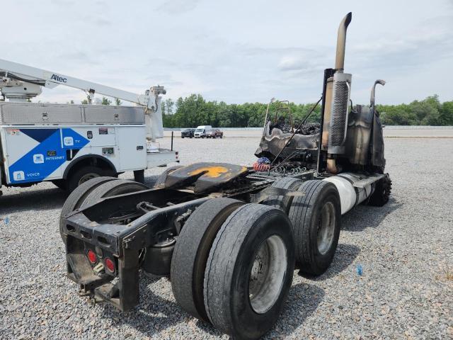 2005 Freightliner Columbia 112 Semi Truck