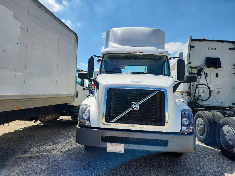2017 Volvo VNL Semi Truck