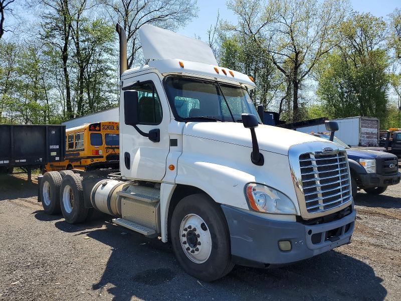 2013 Freigliner 2013 Freightliner Cascadia 125 Semi Truck
