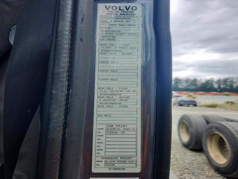 2011 Volv O VNL Semi Truck