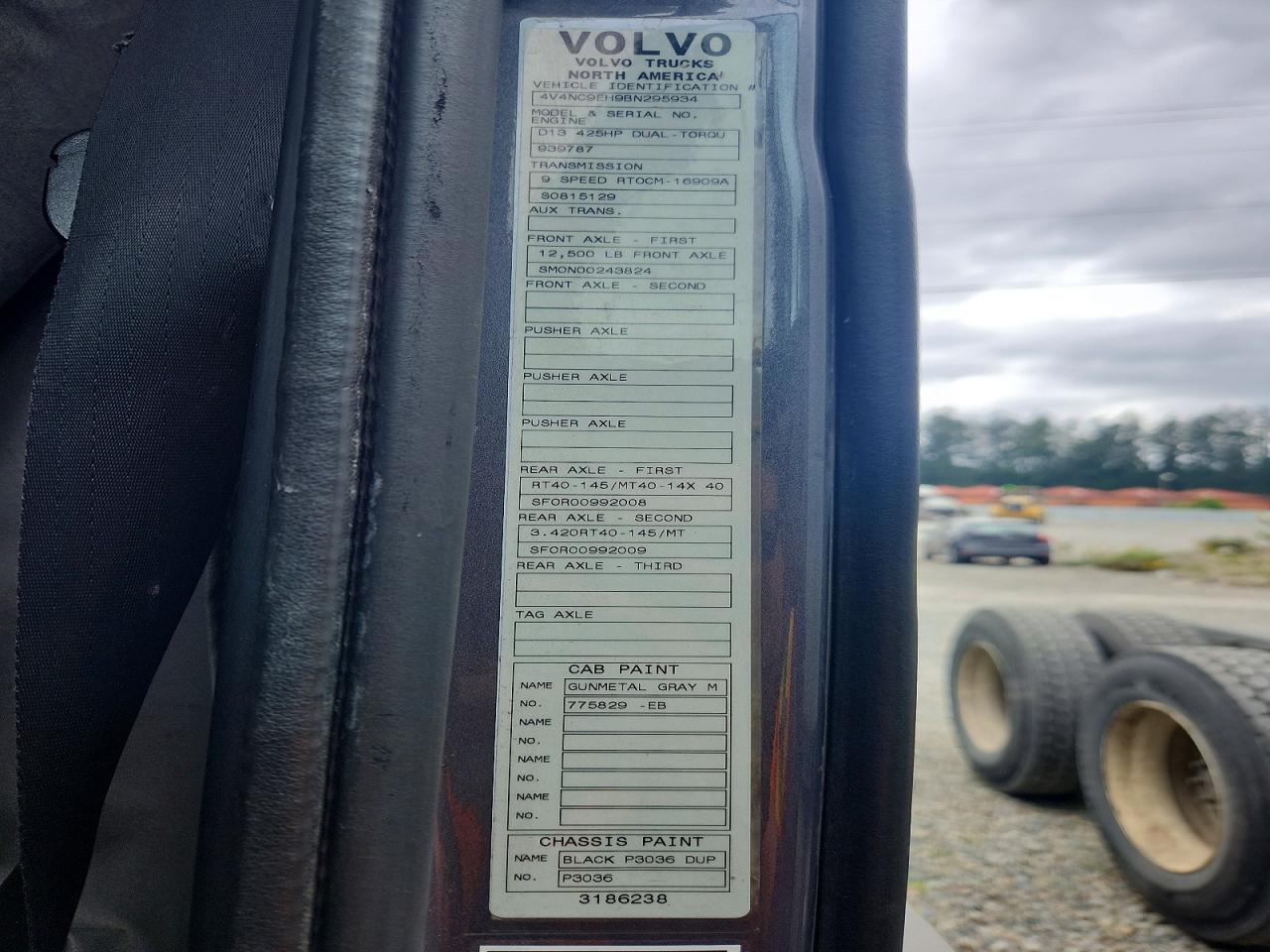 2011 Volv O VNL Semi Truck