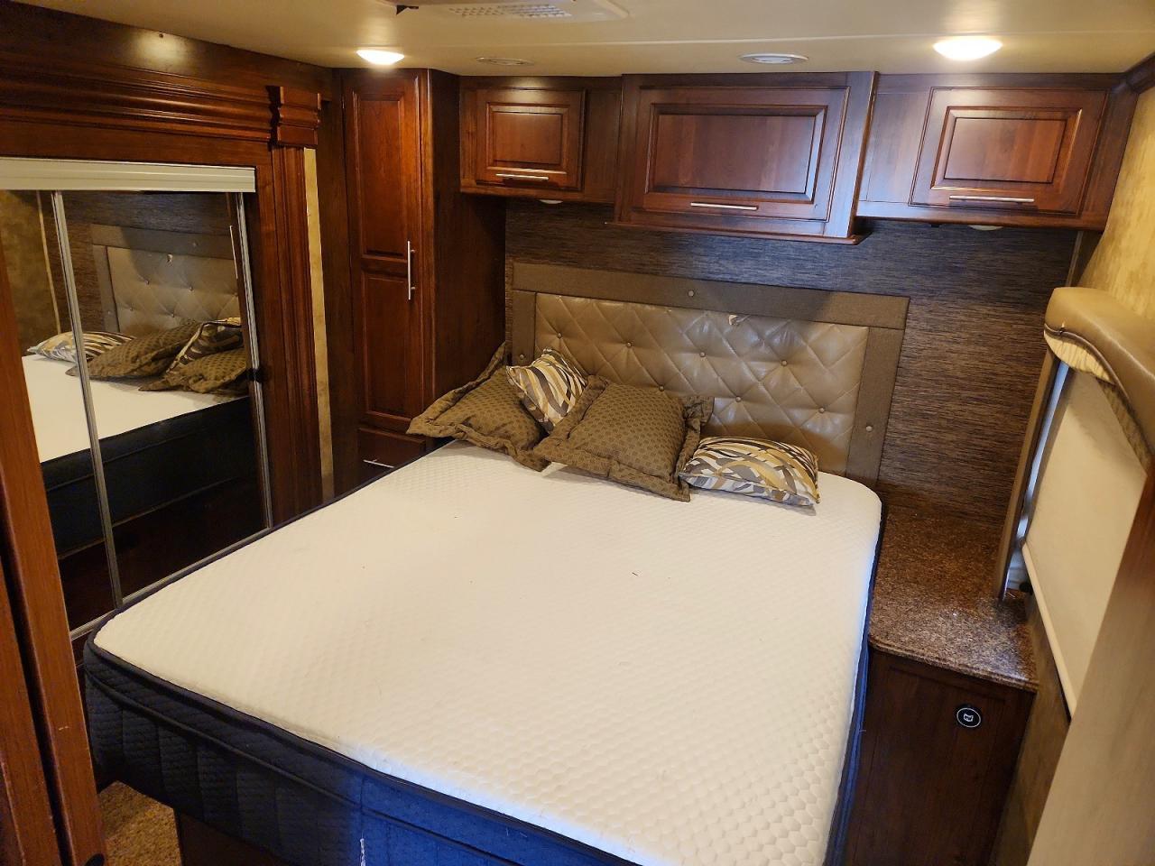 2015 Freightliner Sportscoach RV