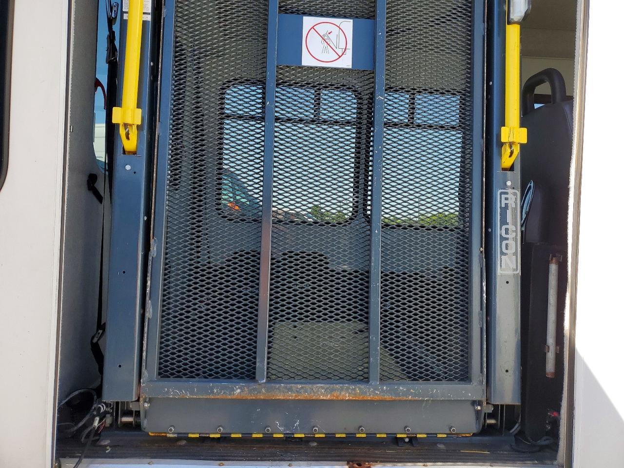 2009 Ford E350 Shuttle Bus