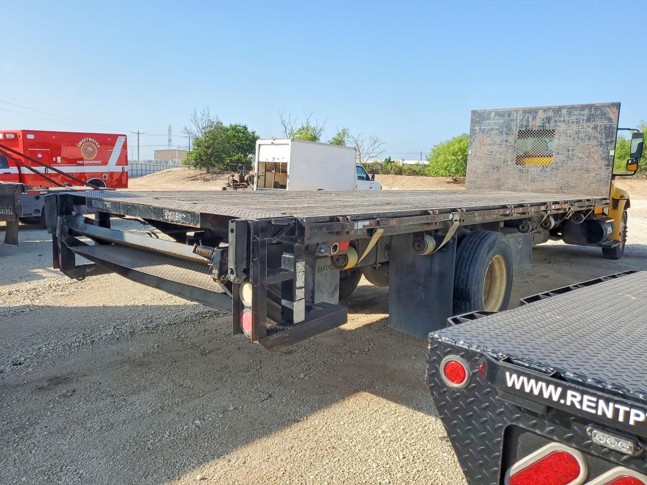 2007 International 4300 Flatbed Truck