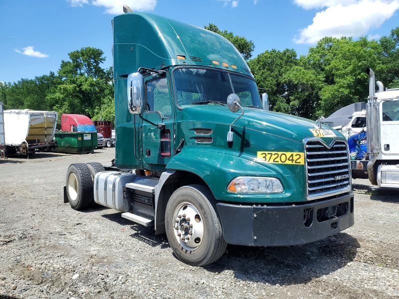 2018 Mack CXU612 Semi Truck