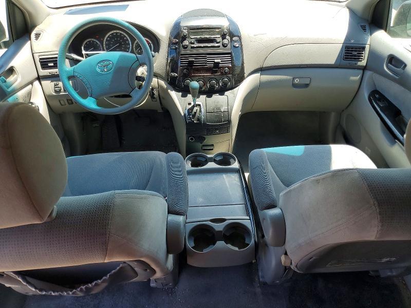 2004 Toyota Sienna le 8 Passenger
