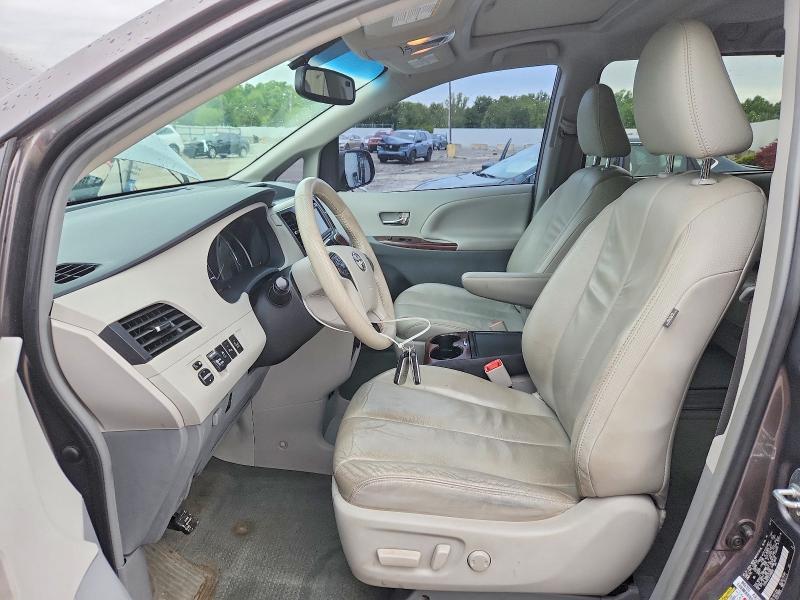 2014 Toyota Sienna xle 8-passenger