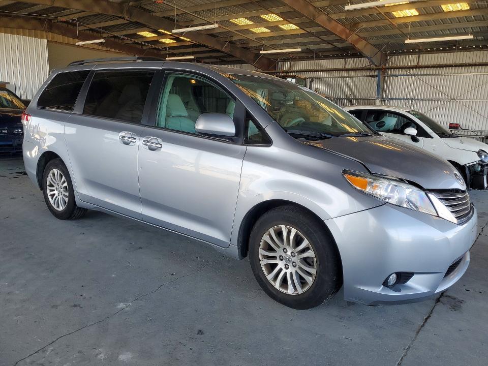 2011 Toyota Sienna xle 8-passenger