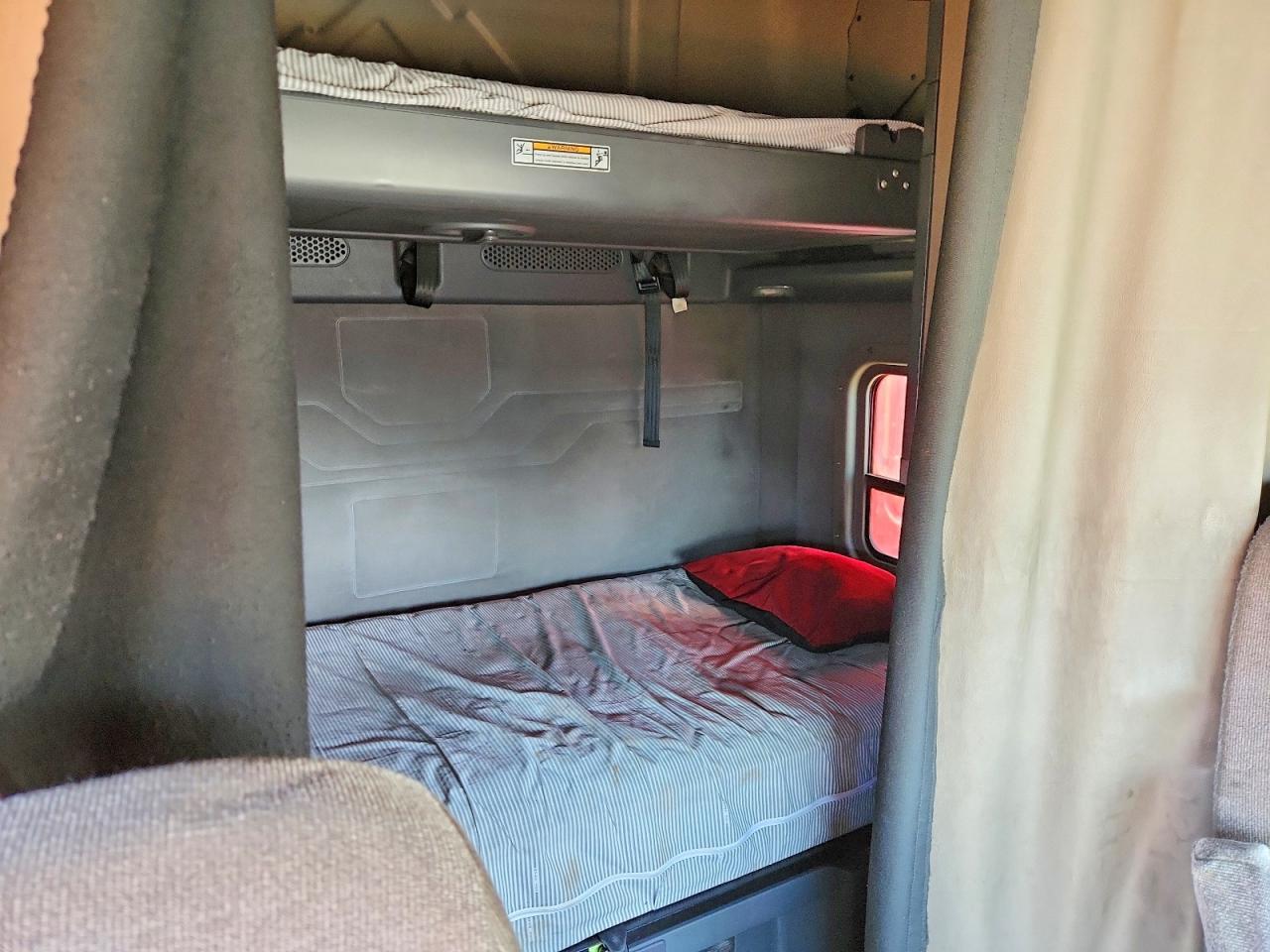2017 Freightliner Cascadia 125
