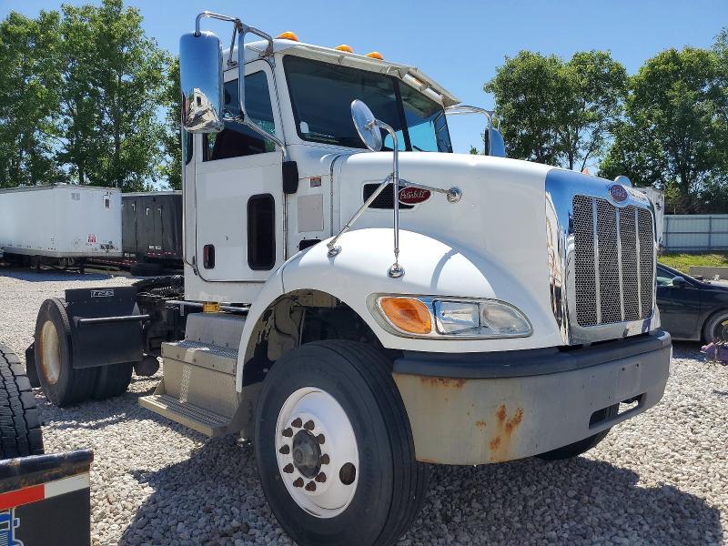 2017 Peterbilt 348 Semi Truck