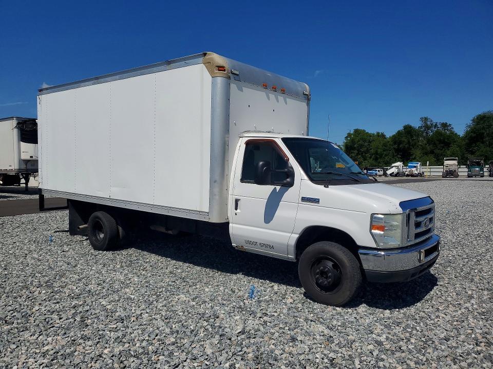2014 Ford Econoline E450 Super Duty Cutaway Van