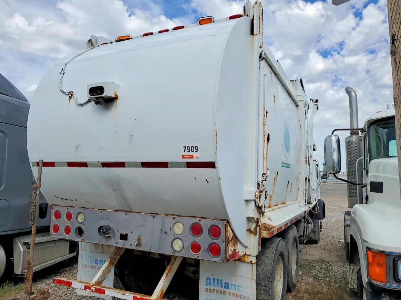 2002 Mack MR688P Refuse Truck