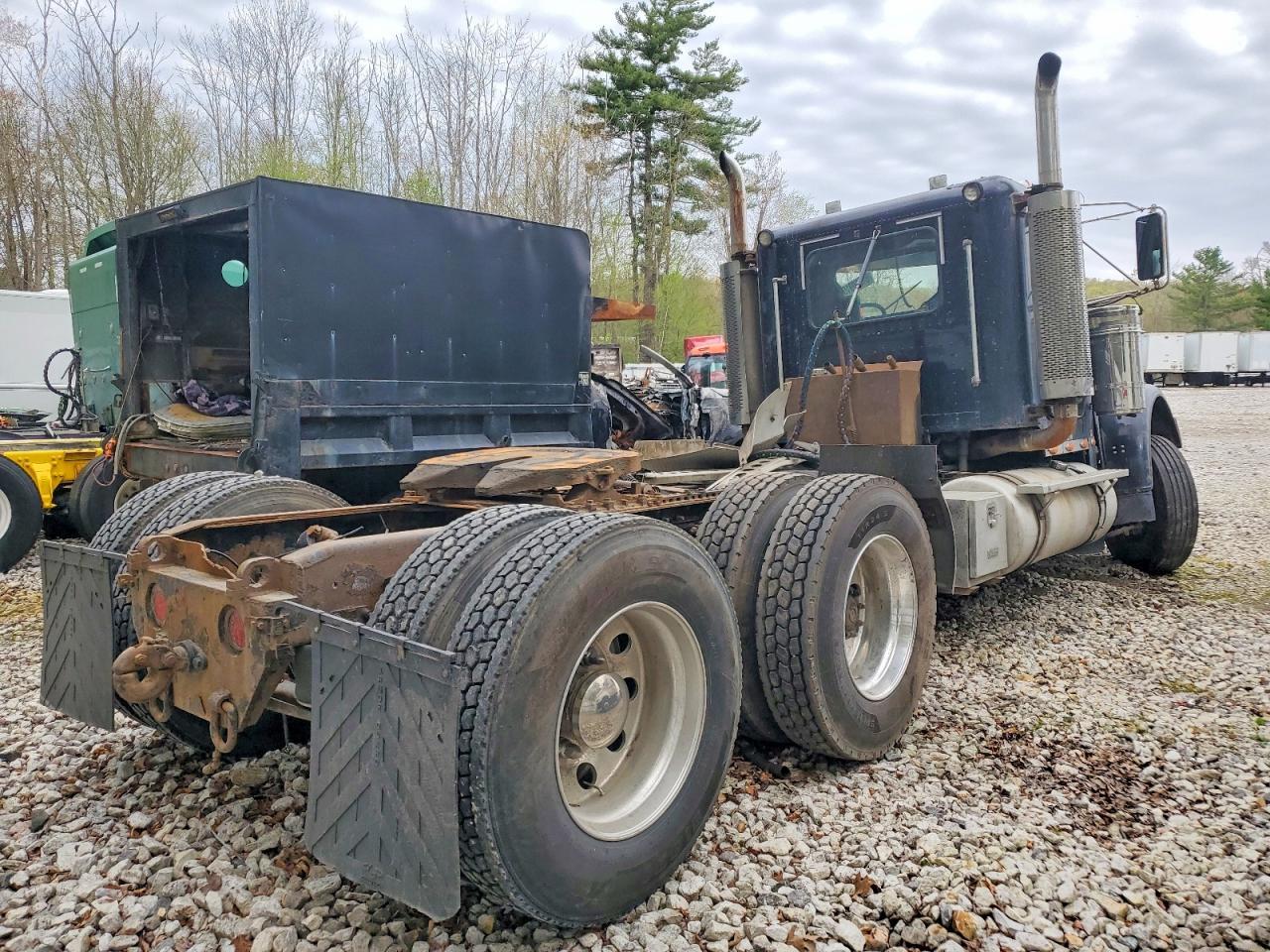 2007 Freightliner FLD120 Semi Truck