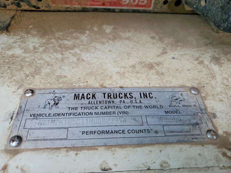 2001 Mack MR690S Refuse Truck